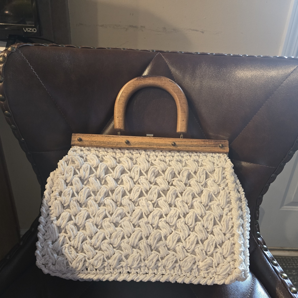 Handcrafted VINTAGE  White Woven Bag with Wooden Handle  Made In ITALY.